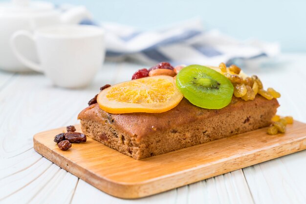 torta alla frutta su legno