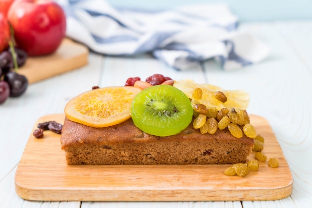 torta alla frutta su legno