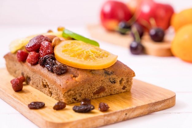 torta alla frutta su legno