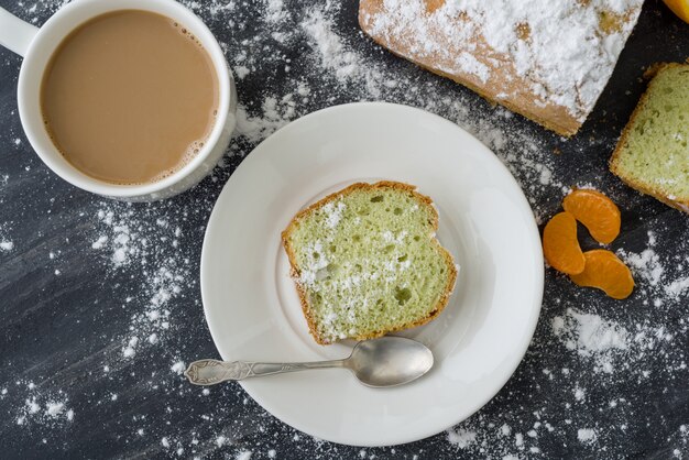 Torta alla menta cosparsa di zucchero a velo