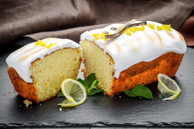 Torta alla vaniglia fatta in casa con uvetta.