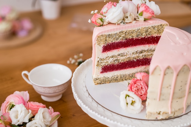 Torta alla vaniglia francese con composta di srawberry, mousse al pistacchio e strato croccante