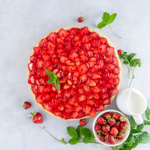 Torta alle fragole su un tavolo aperto. Bacche stagionali. Crostata Di Frutta Aperta.