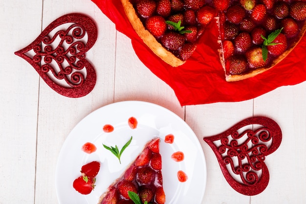 Torta alle fragole sul piatto bianco.