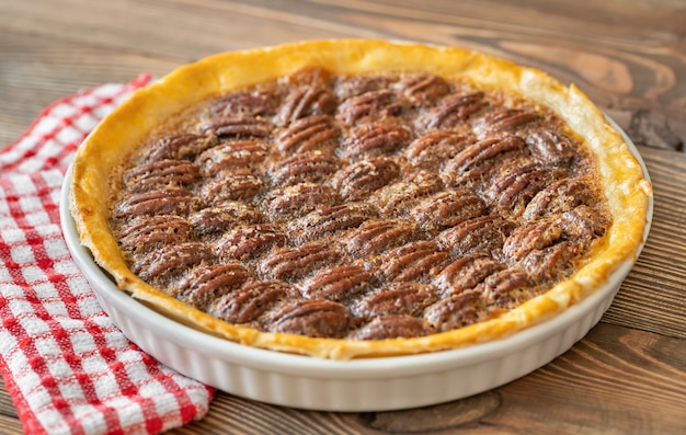 Torta alle noci pecan - dessert tradizionale degli Stati Uniti meridionali su un tavolo di legno