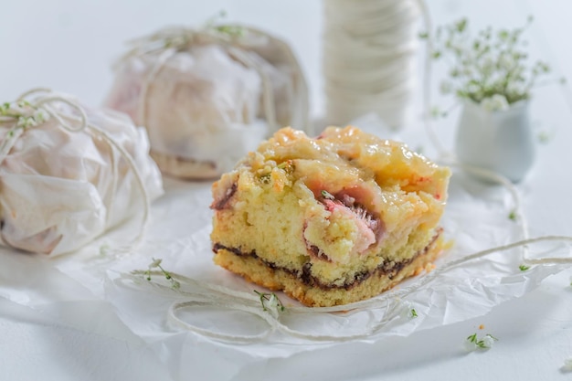 Torta allo yogurt dolce e gustosa con frutta fresca e crumble