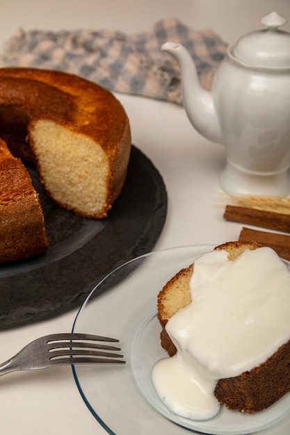 Torta allo yogurt naturale con cannella.