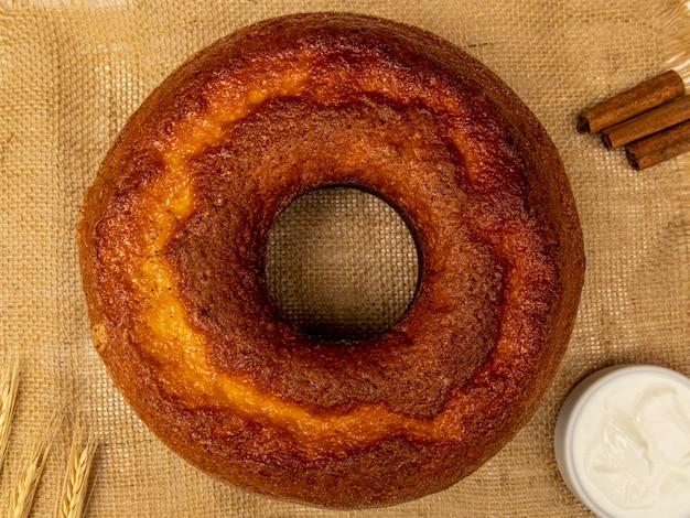 Torta allo yogurt naturale con cannella.