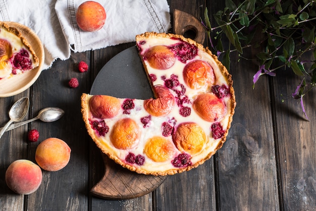 torta aperta con pesca e lampone, galette francese. Crostata di pesche Crostata di lamponi