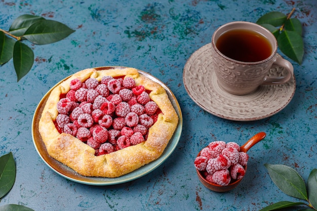 Torta aperta, galette di lamponi. Dessert di bacche estive.