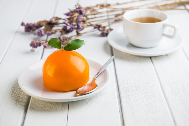 Torta arancia sul tavolo di legno bianco