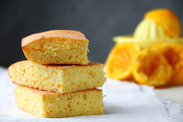 Torta arancione a fette con ingredienti su un tavolo