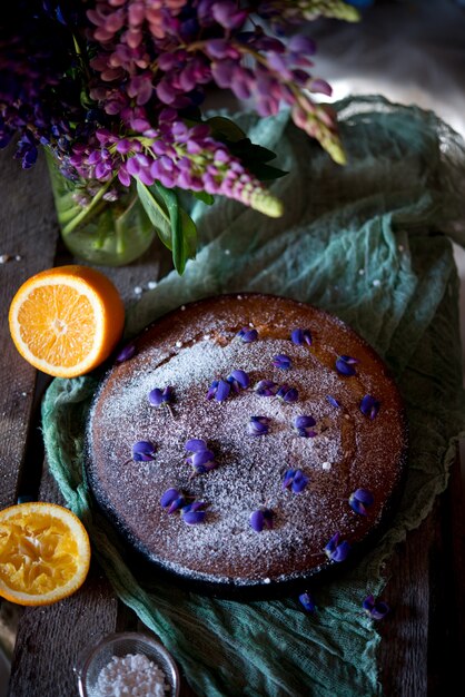 Torta arancione casalinga su uno spazio rustico