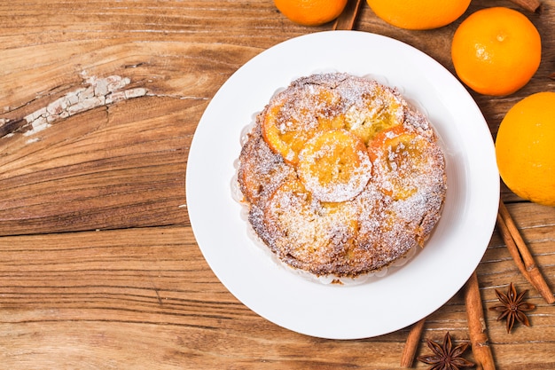 Torta arancione sullo sfondo di legno