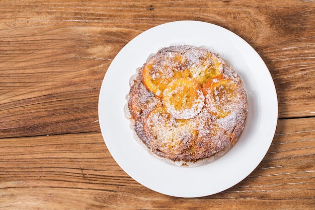 Torta arancione sullo sfondo di legno