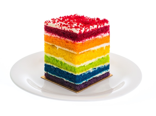 Torta arcobaleno su sfondo bianco