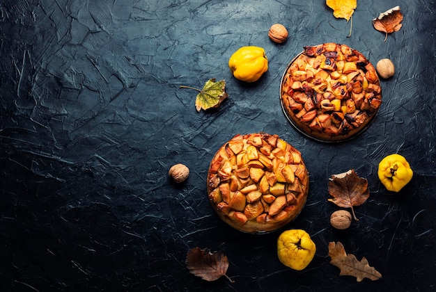 Torta autunnale con mele cotogne, copia spazio