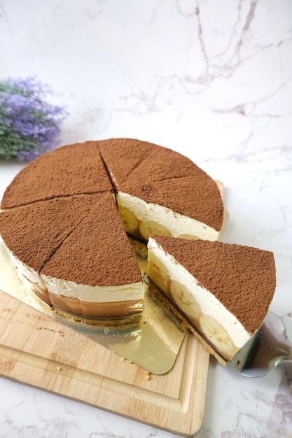 Torta Banoffee con sfondo bianco