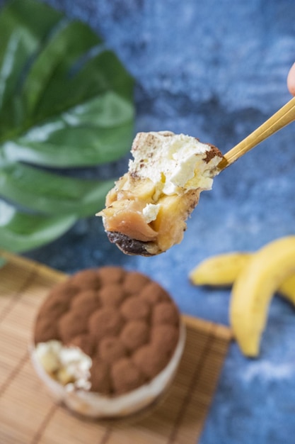 Torta Banoffee con sfondo blu