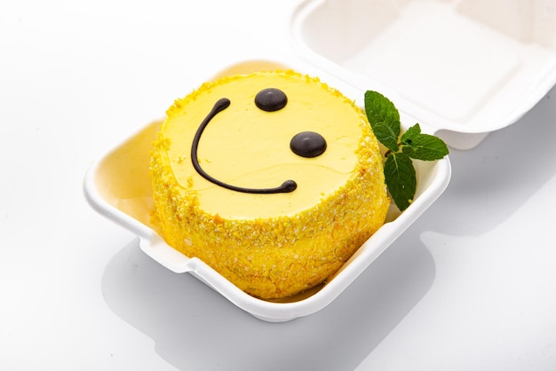 Torta bento con motivo faccina sorridente e cuori in confezione di plastica