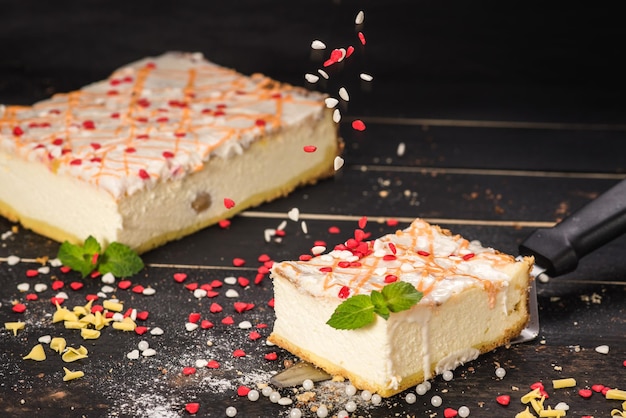 Torta bianca dolce con strati