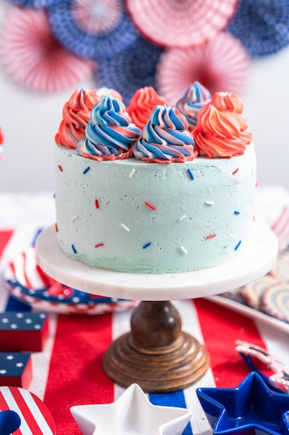 Torta, biscotti e vassoio di snack di frutta e verdura alla festa di celebrazione del 4 luglio.