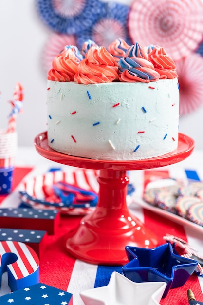 Torta, biscotti e vassoio di snack di frutta e verdura alla festa di celebrazione del 4 luglio.