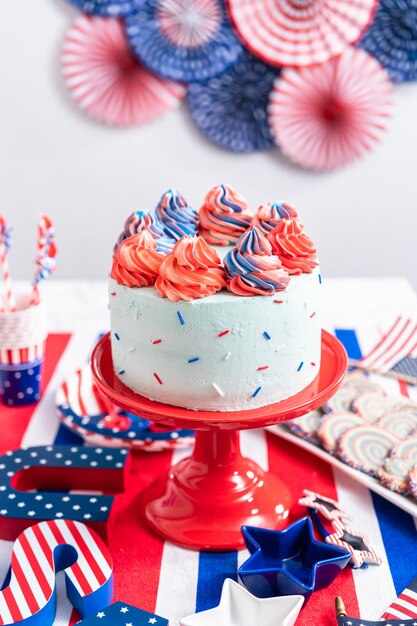 Torta, biscotti e vassoio di snack di frutta e verdura alla festa di celebrazione del 4 luglio.