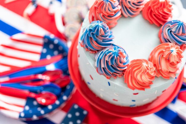 Torta, biscotti e vassoio di snack di frutta e verdura alla festa di celebrazione del 4 luglio.