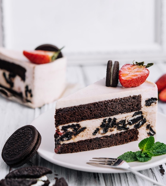 Torta biscotto al cioccolato con fragola sul piatto