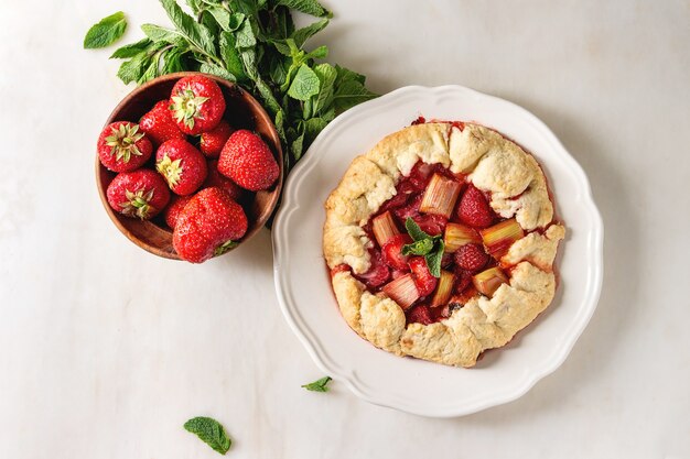 Torta biscotto alla fragola e rabarbaro