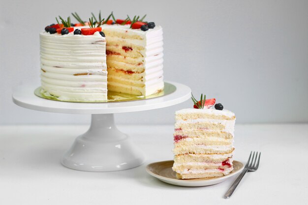 Torta biscotto con fragole, mirtilli e rosmarino