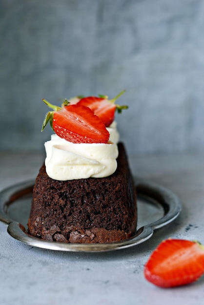 Torta brownie al cioccolato con ariosa crema alla vaniglia e fragole fresche