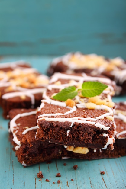 Torta brownie al cioccolato con noci e glassa