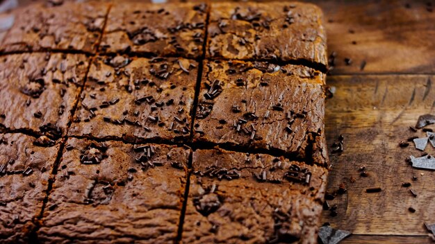 Torta brownie decorata con cioccolato sbriciolato