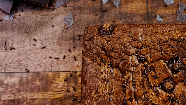 Torta brownie decorata con cioccolato sbriciolato