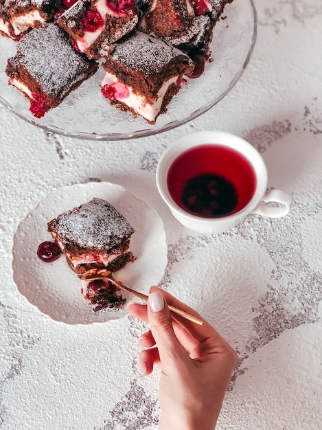 Torta Brownie fatta in casa con crema di formaggio e ciliegie