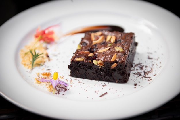 Torta brownie in un piatto bianco