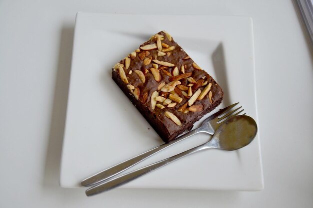 Torta brownie sul piatto in caffetteria