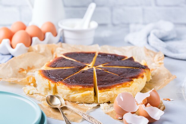 Torta bruciata basca fatta in casa, Cheesecake in stile newyorkese con crosta incrinata. Cibo locale alla moda di San Sebastian, Spagna. Facile per cucinare in casa