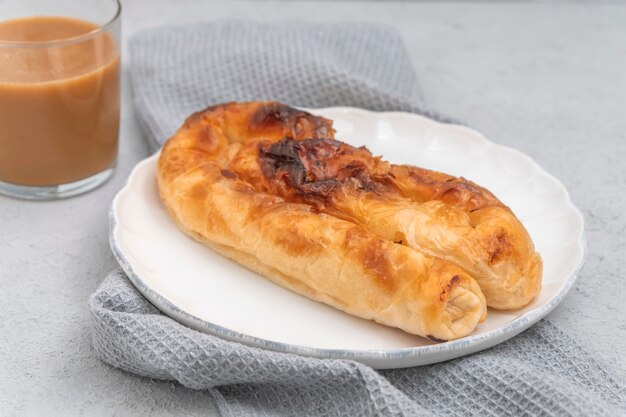 Torta bulgara di formaggio salato Banitsa (Banitza) con una tazza di boza