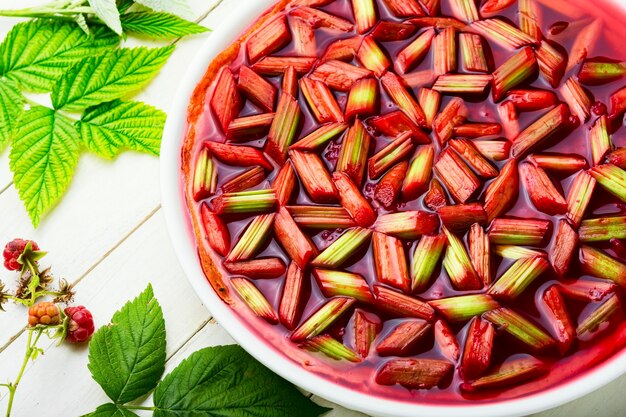 Torta buonissima con rabarbaro e lamponi,torta estiva