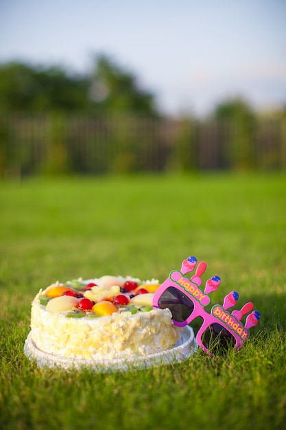 Torta celebrativa e bicchieri che dice un buon compleanno