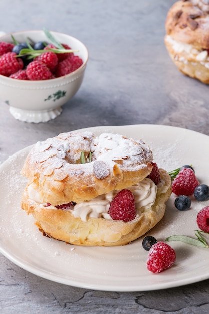 Torta Choux Paris Brest con lamponi