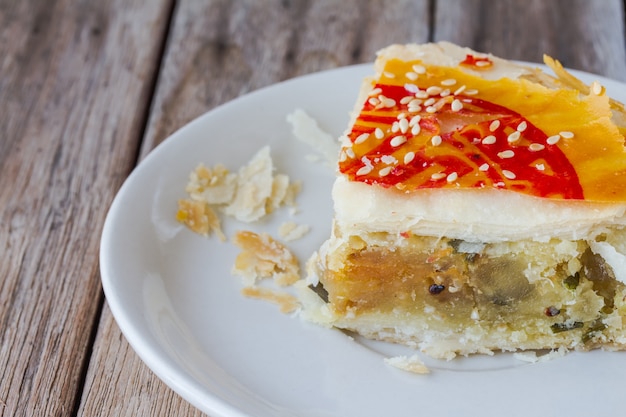 torta cinese della pasticceria o della luna in zolla sulla tabella di legno, dessert cinese di festival