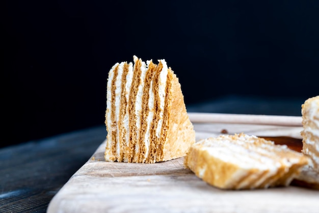 Torta composta da sottili torte al miele e un sottile strato cremoso con torta al gusto di vaniglia utilizzando latticini e farina di miele