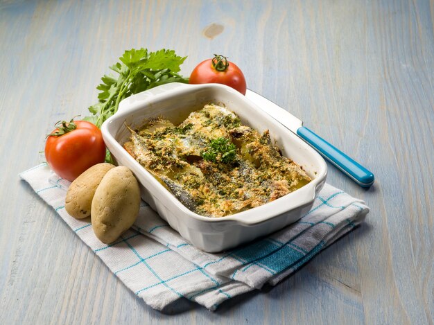 Torta con acciughe pomodoro e patate