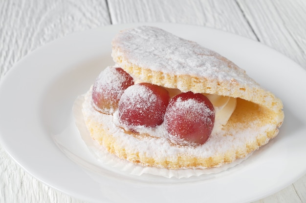 Torta con acini d'uva su un piatto da vicino