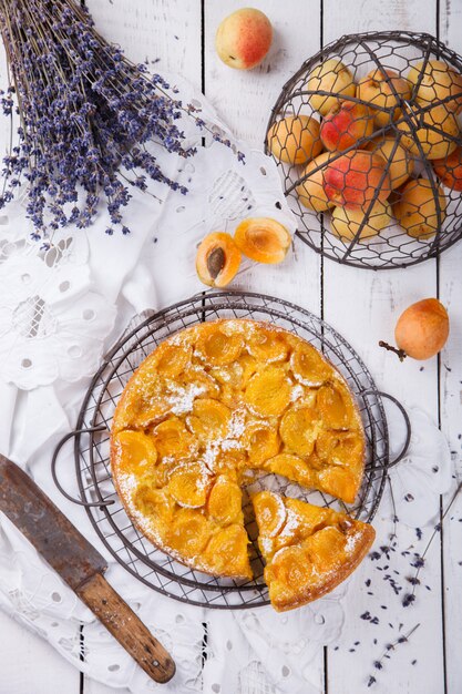 Torta con albicocche.Torte fatte in casa, con lavanda