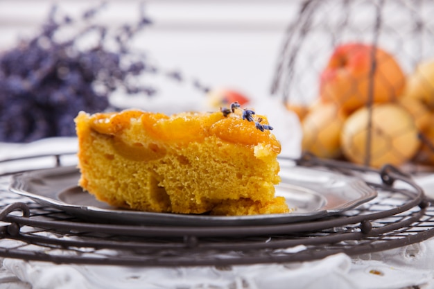 Torta con albicocche.Torte fatte in casa, con lavanda